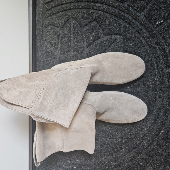 Shoes - Picture 3 of 4